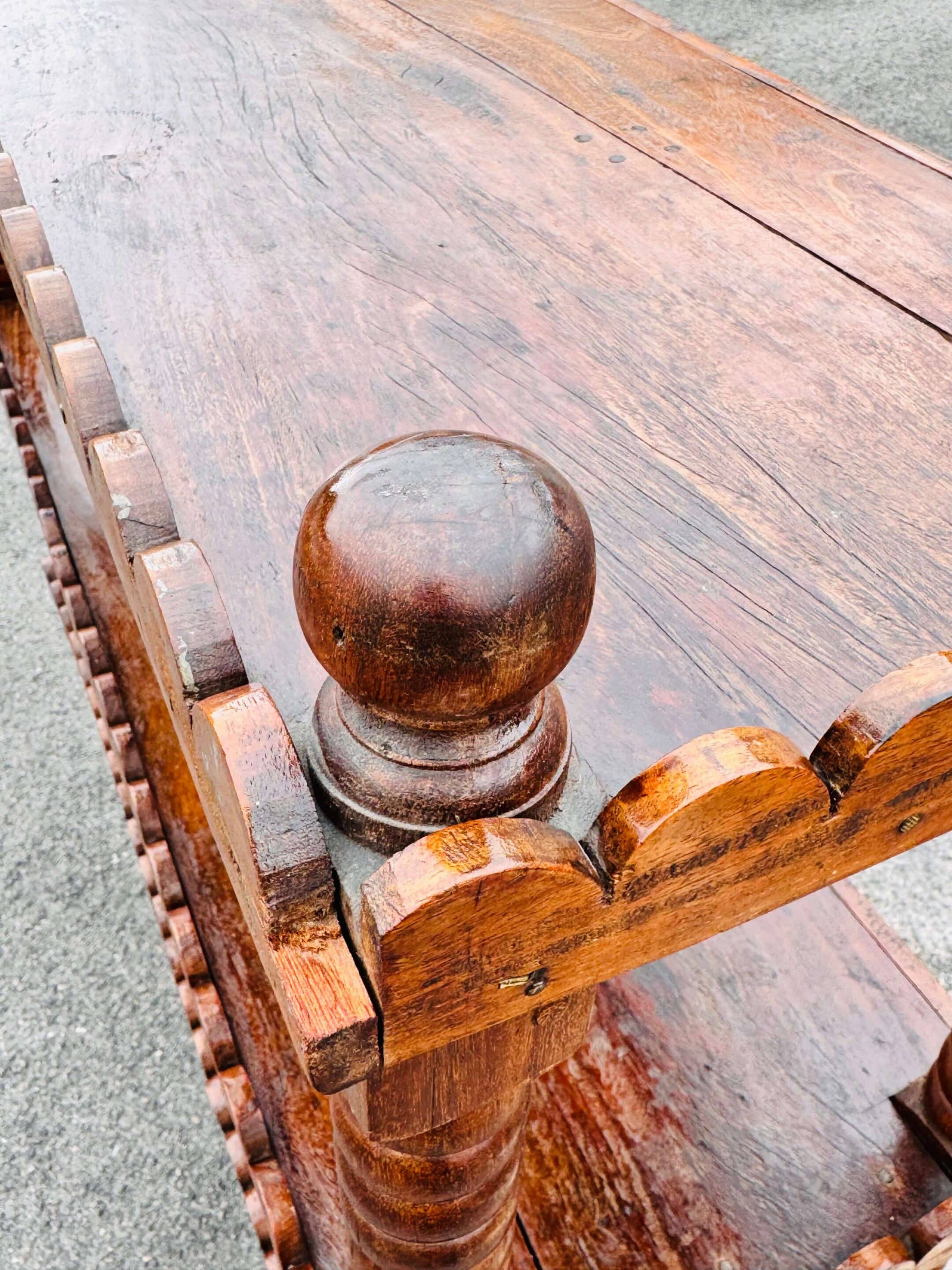 Ancienne grande étagère sur pieds