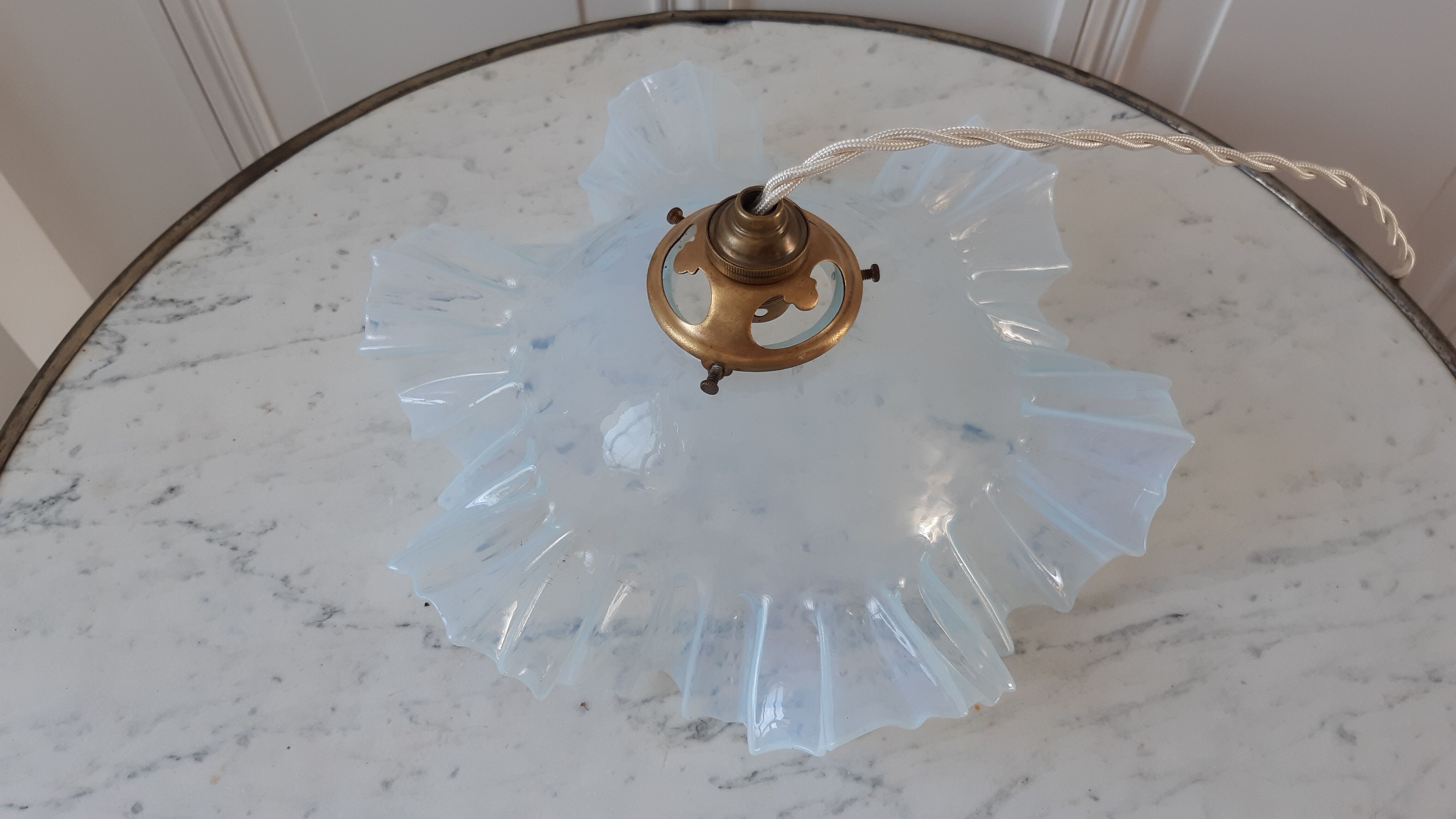 Suspension en opaline verre opalescent années 50