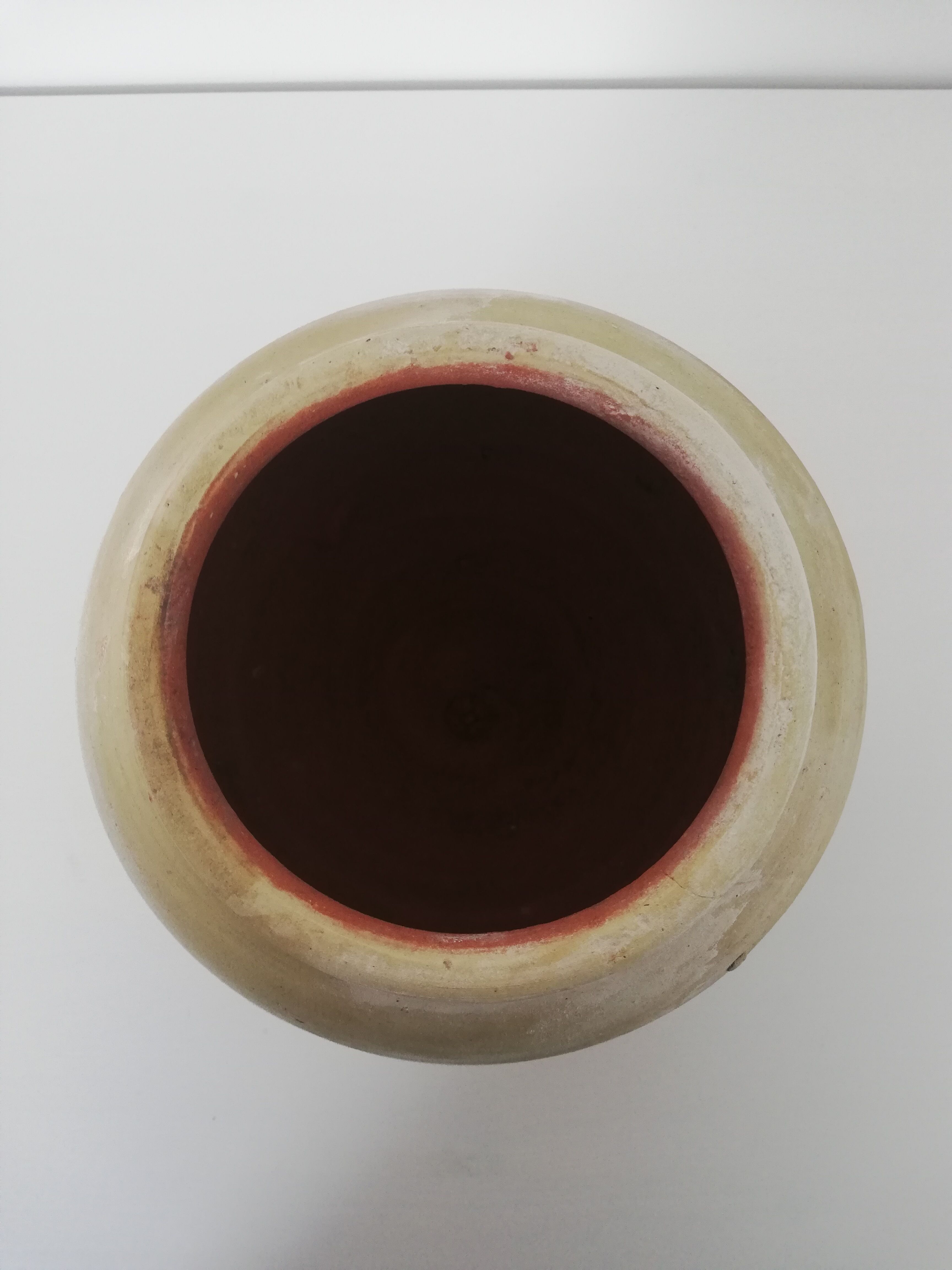 Earthen pot