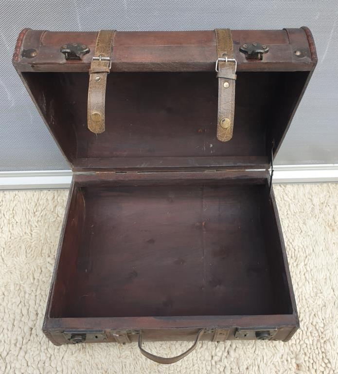 Decorative poplar suitcase with 2 clasps