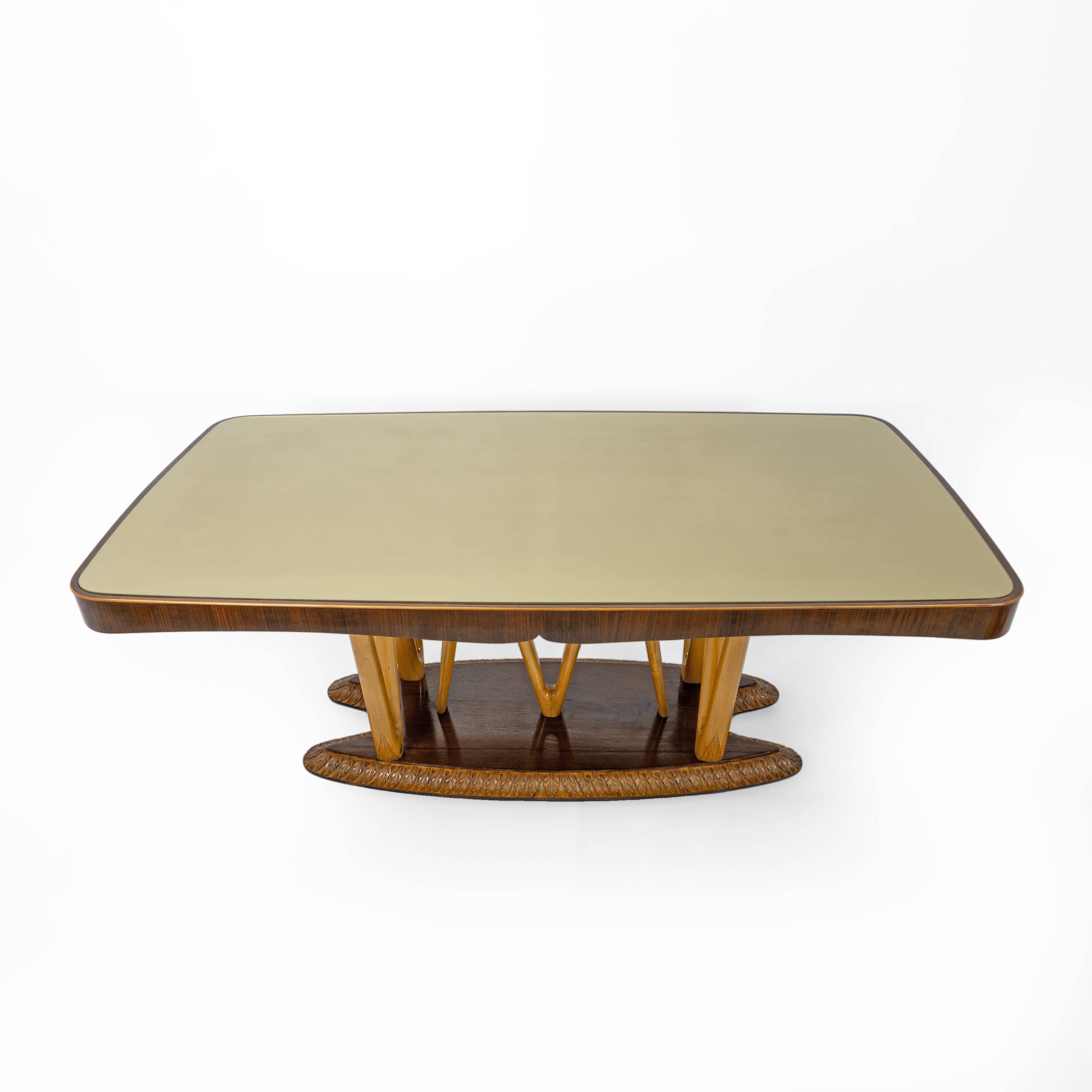Table à manger italienne du milieu du siècle avec plateau en verre et base sculpturale en érable.
