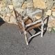 Chaise d'angle en bois avec assise paillée