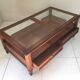 Table basse à tiroirs merisier et verre biseauté