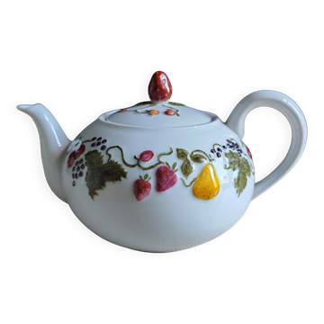 Théière Deshouliéres en porcelaine de Limoges, décor fruits fraises cerises