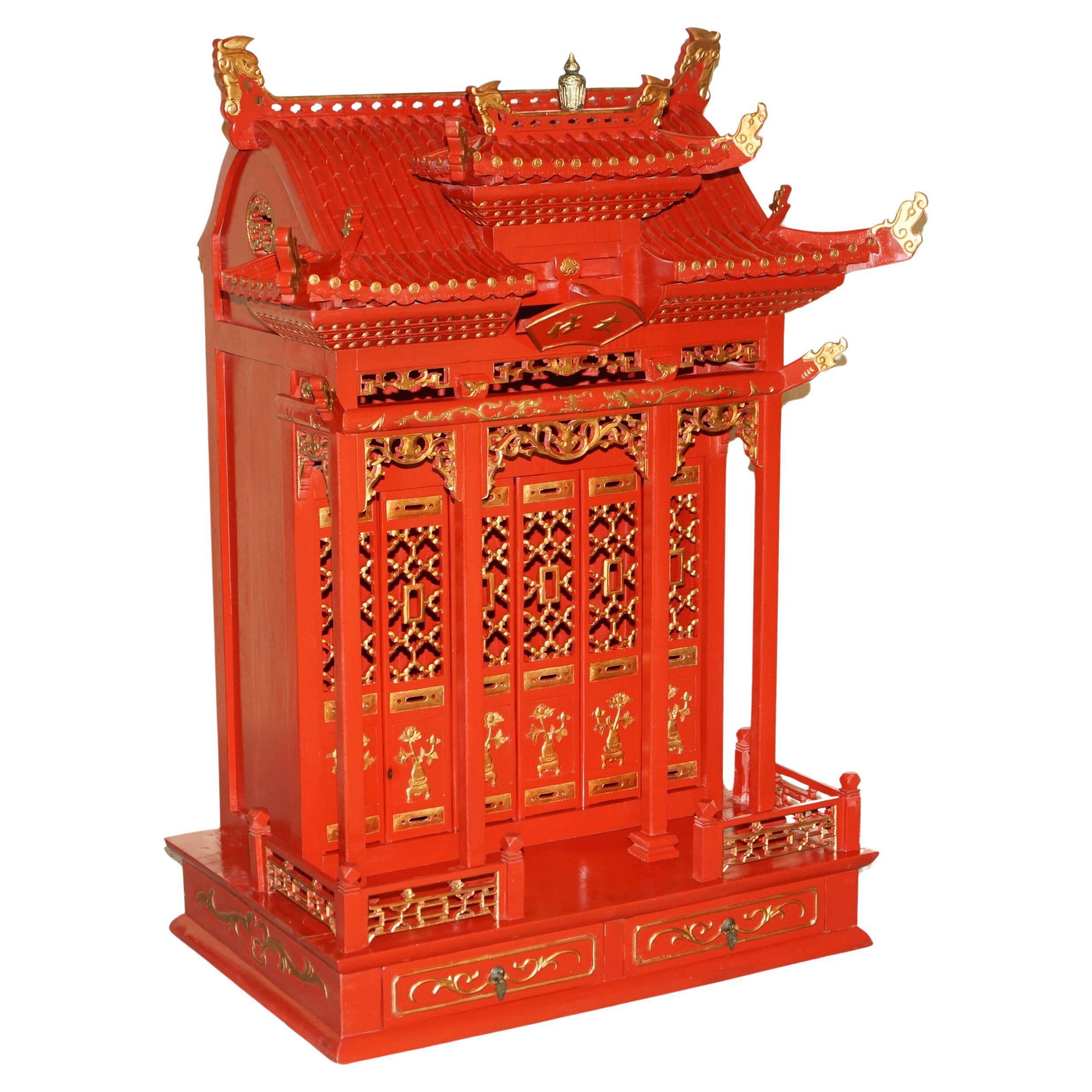 Armoire Chinoise Vintage à Toit Pagode, Très Décorative