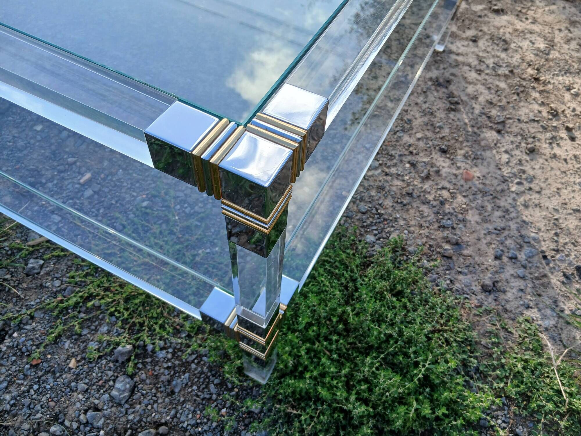 Coffee table in plexiglass and brass.