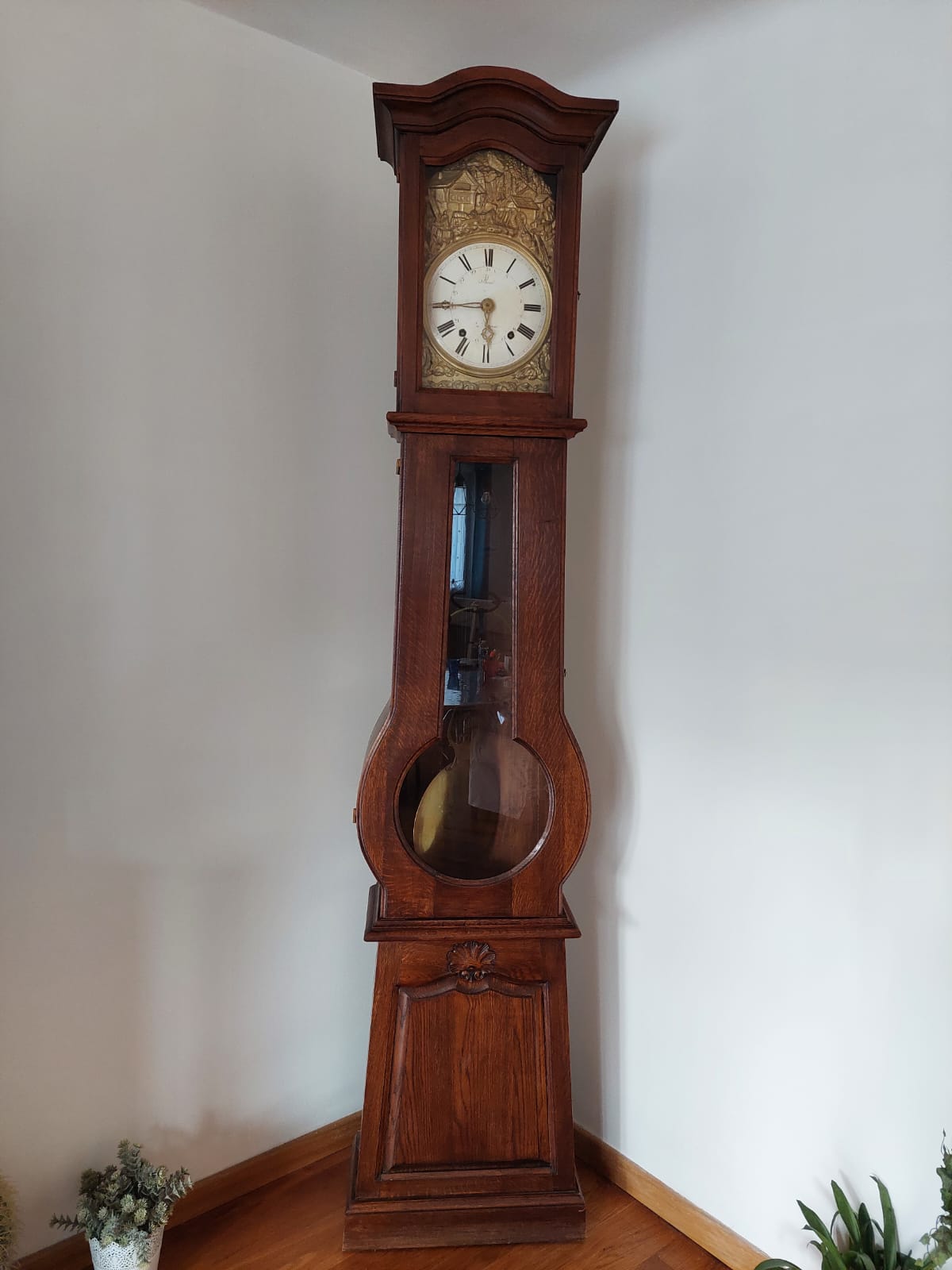 Oak violin shaped clock