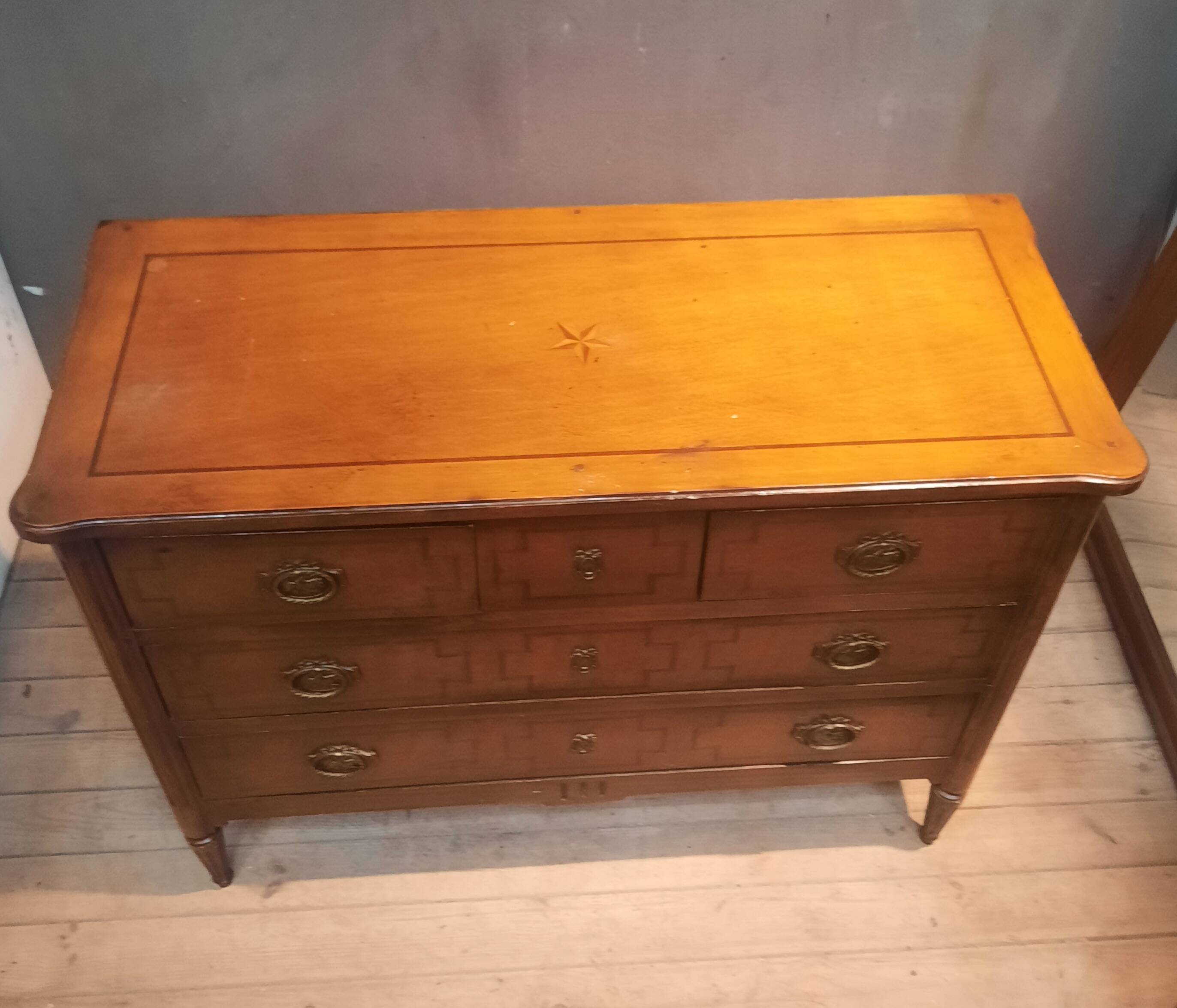 Commode de style Louis XVI à trois tirroirs