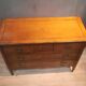 Commode de style Louis XVI à trois tirroirs