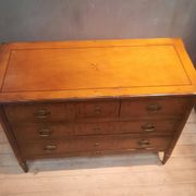 Commode de style Louis XVI à trois tirroirs