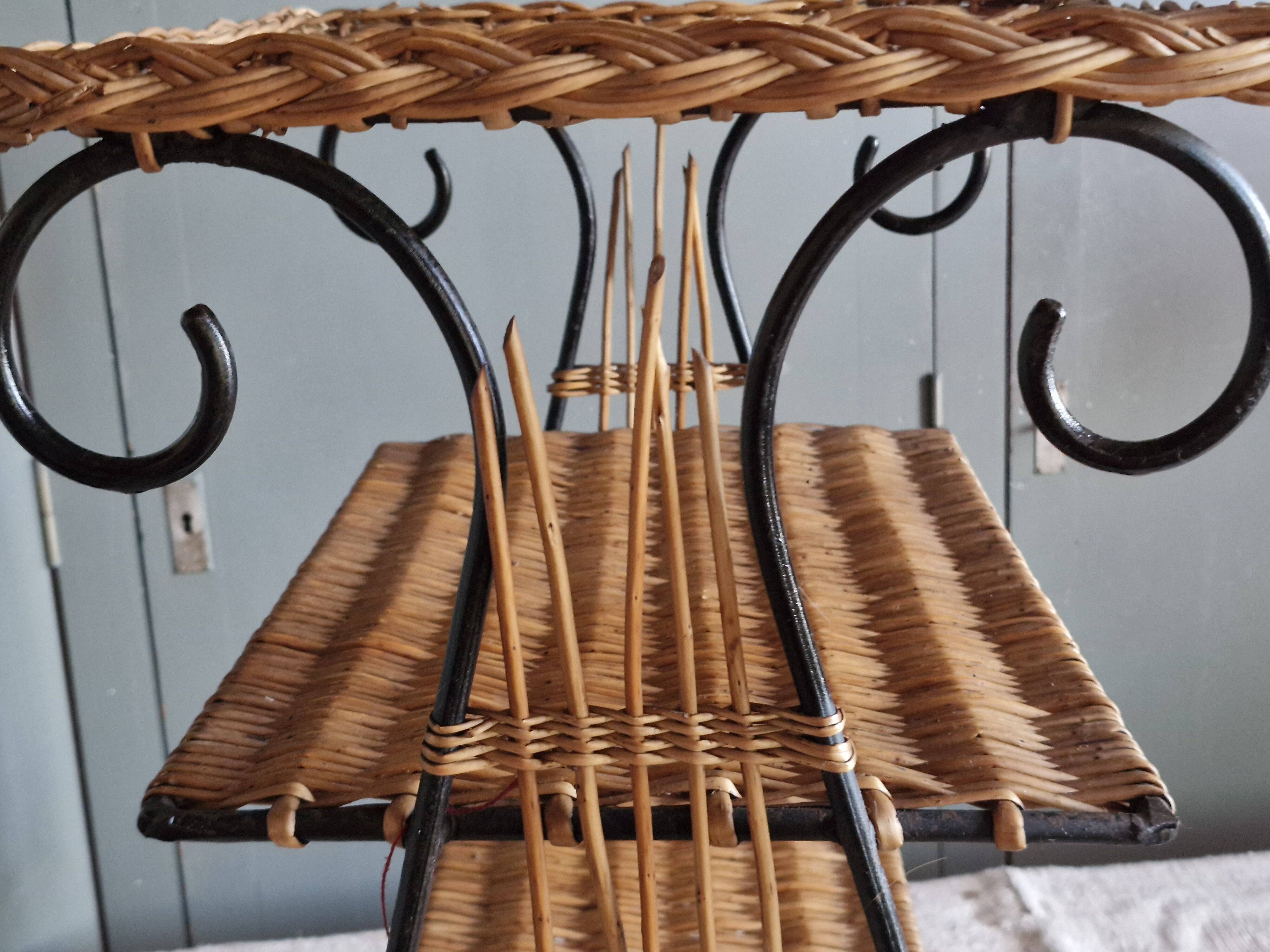 Small antique piece of furniture from the 1960s made of rattan and wrought iron in the shape of a lyre.