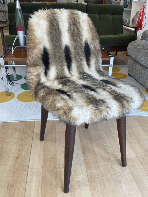 Chaise moumoute à motifs & pieds fuselés bois foncé