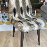 Chaise moumoute à motifs & pieds fuselés bois foncé