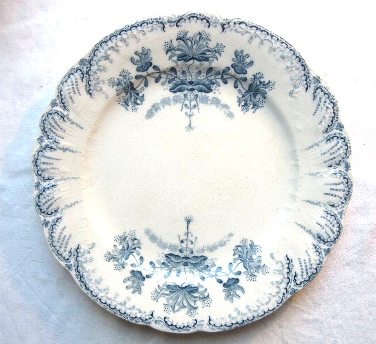 Flat plate Terre de Fer Saint Amand, Regency model, in blue