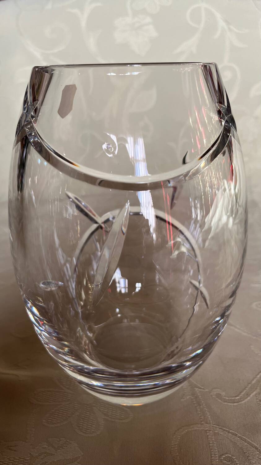 Egg-shaped crystal vase