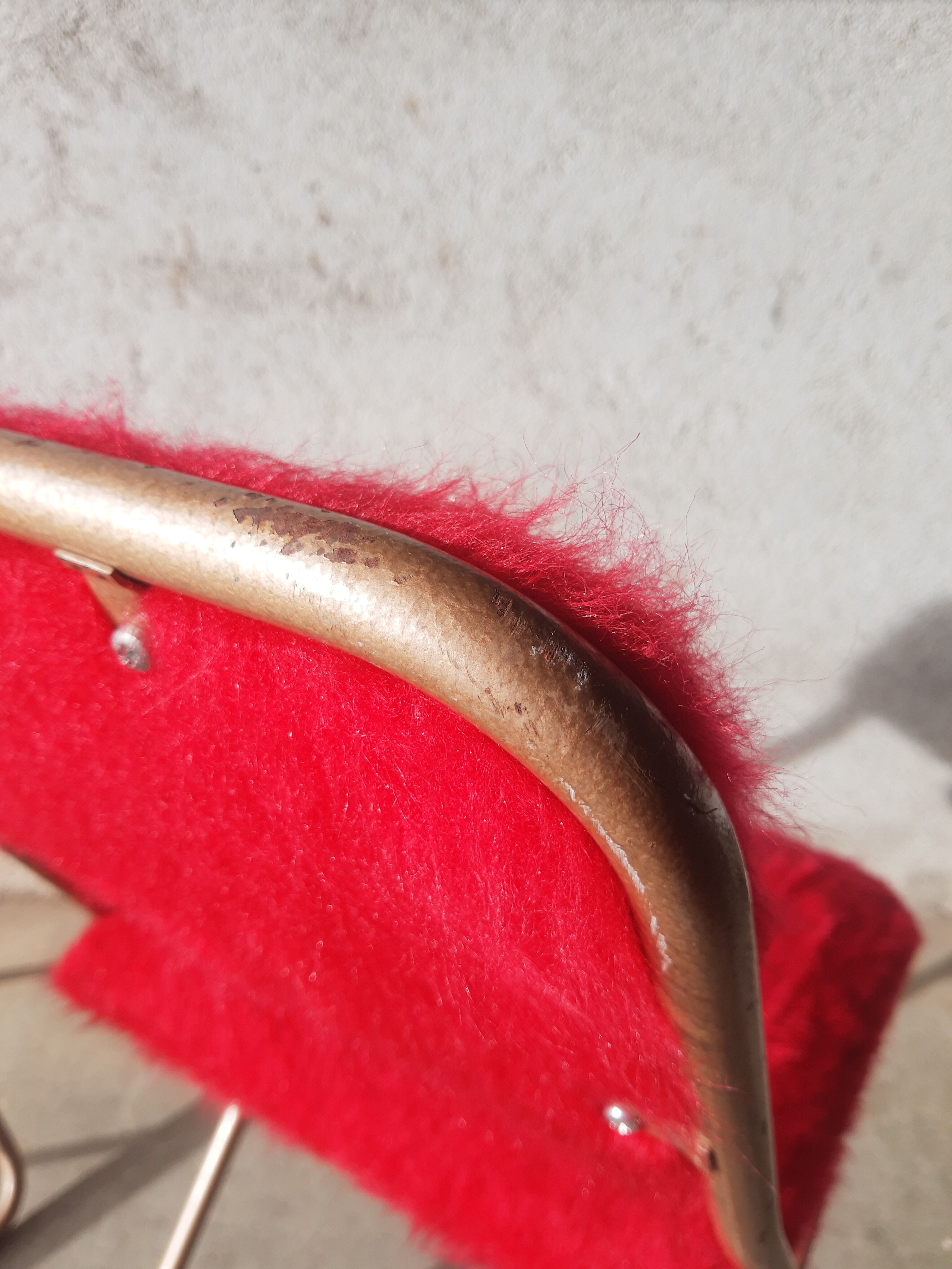 Pair of folding chairs in vintage red moumoute
