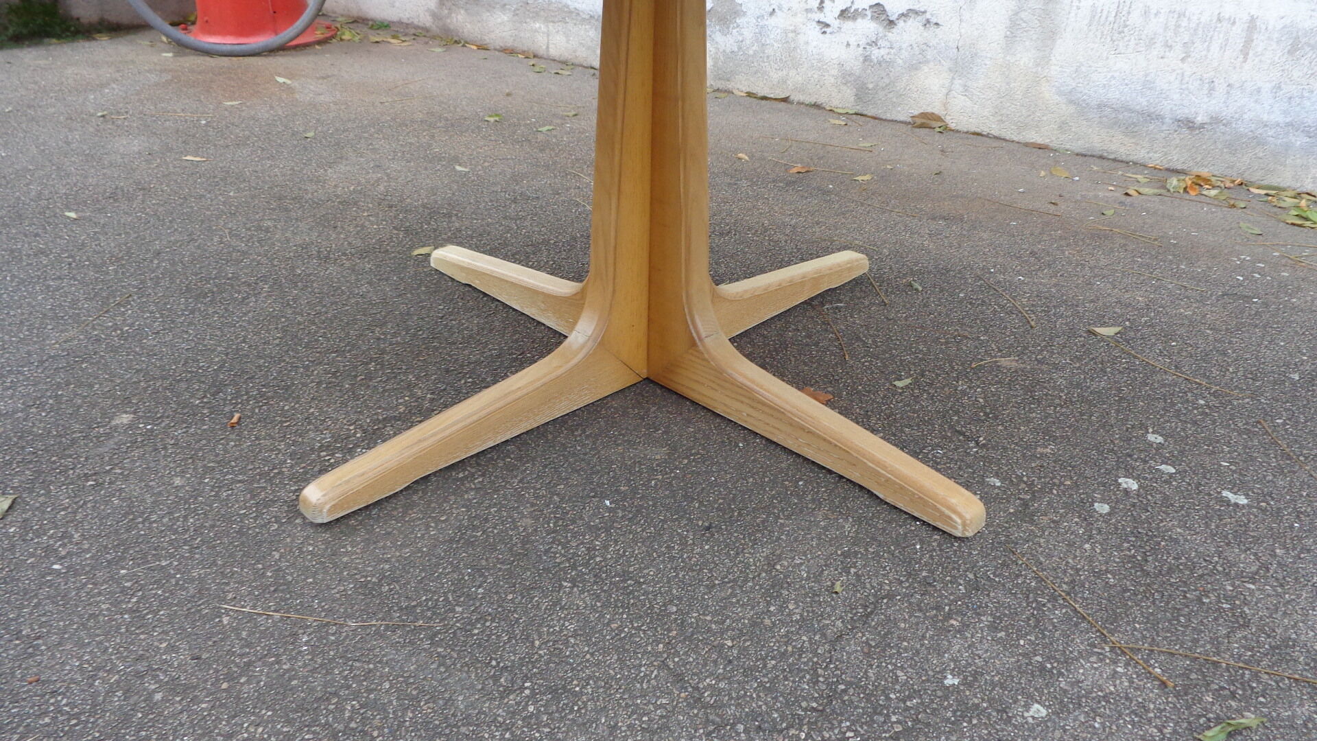 Baumann table in white wood
