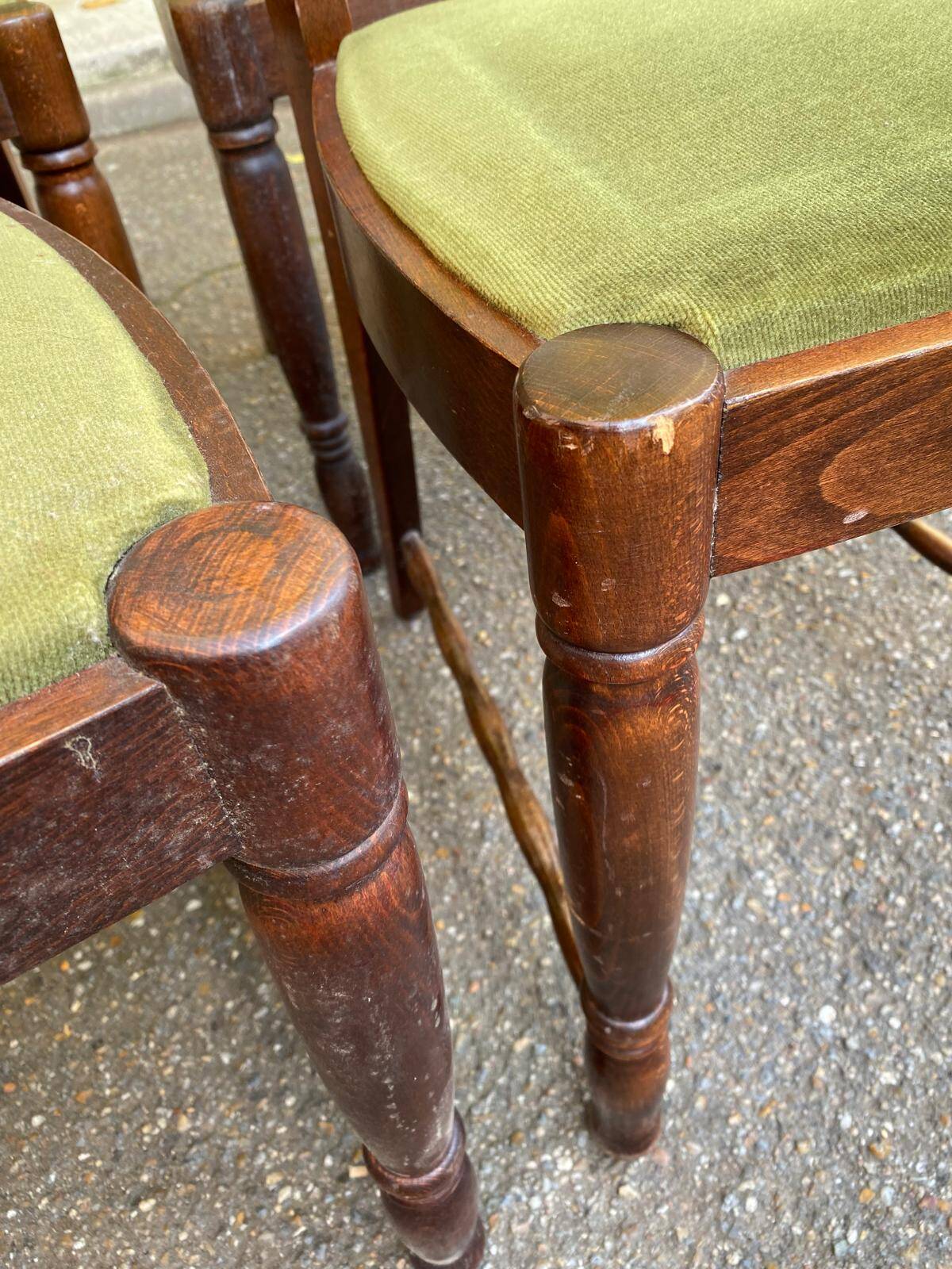 4 chaises bois massif et velours vert