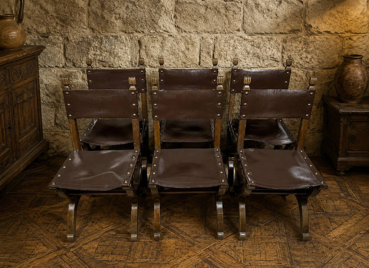 Suite de six chaises de style Renaissance en chêne et cuir