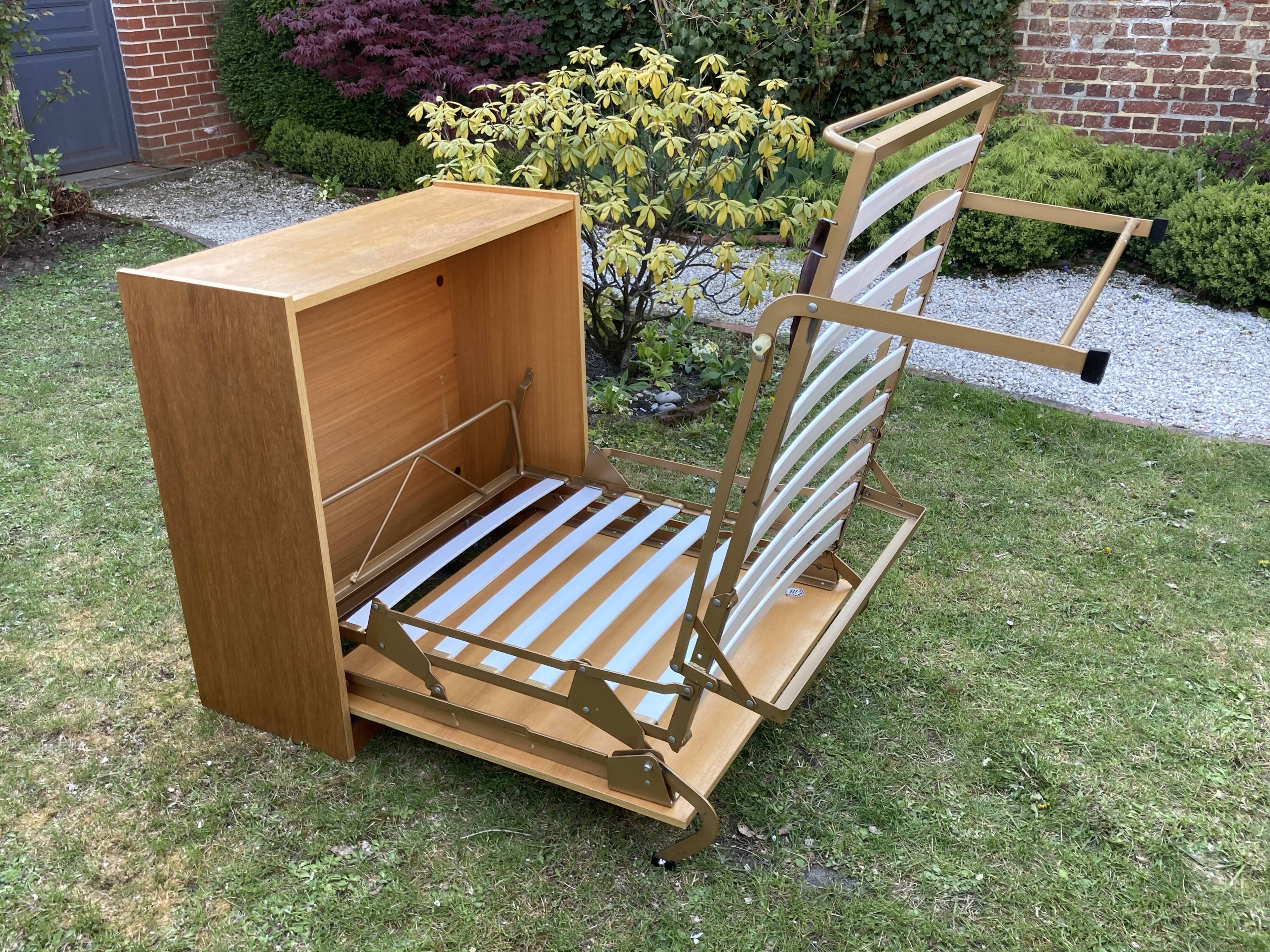 Meuble commode à roulette - lit repliable vintage