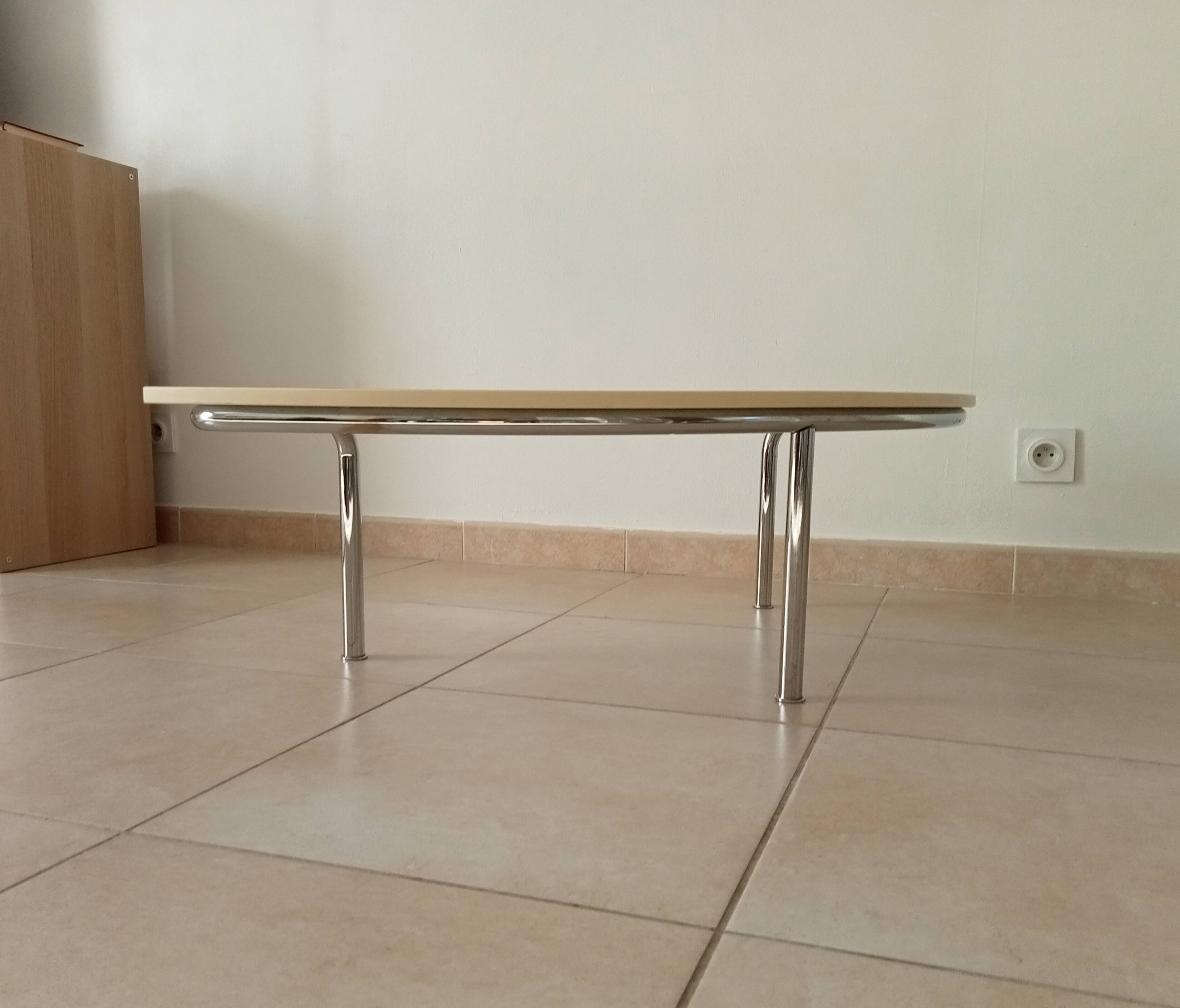 Vintage tripod coffee table in chrome and formica from the 1980s.