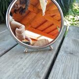 Round mirror with feet