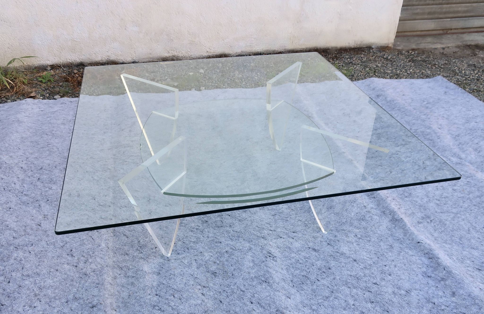 Table basse design années 1980 en verre et perspex (lucite)