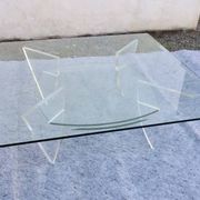 Table basse design années 1980 en verre et perspex (lucite)