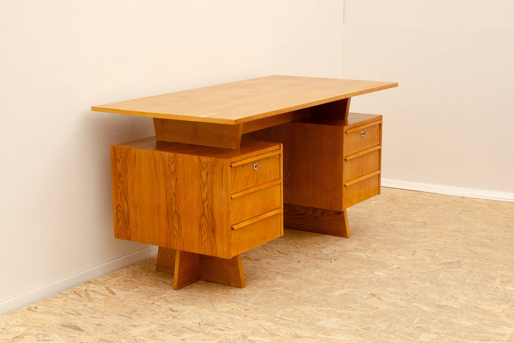 Immense bureau tchécoslovaque entièrement rénové, années 1970, Europe centrale