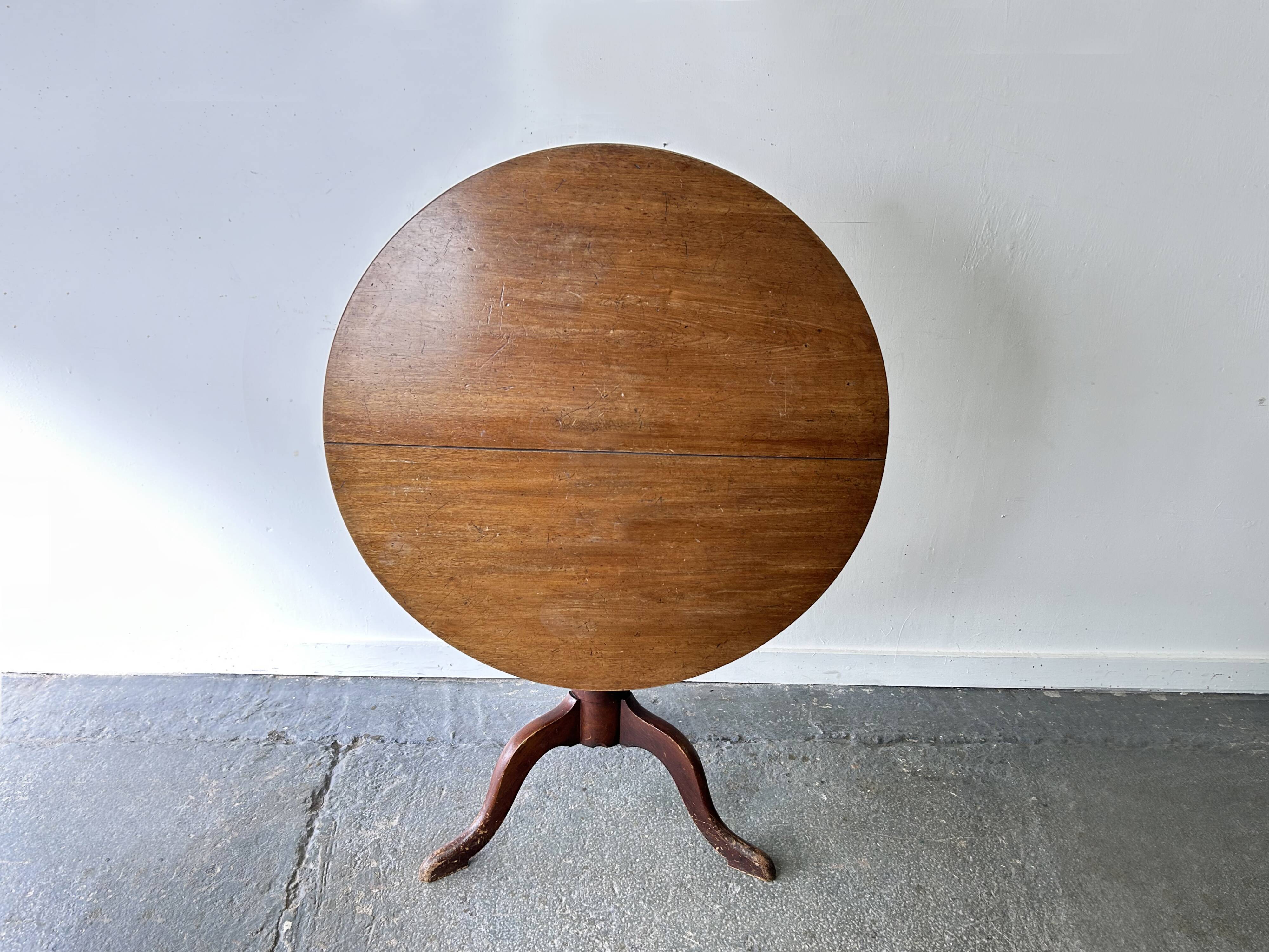 English antique Georgian oak tilt-top tripod base table