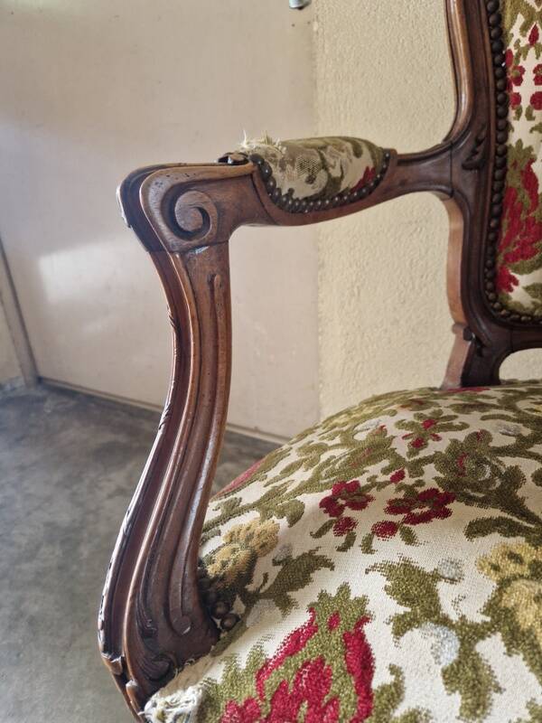 Paire de fauteuils cabriolets de style Louis XV en bois mouluré