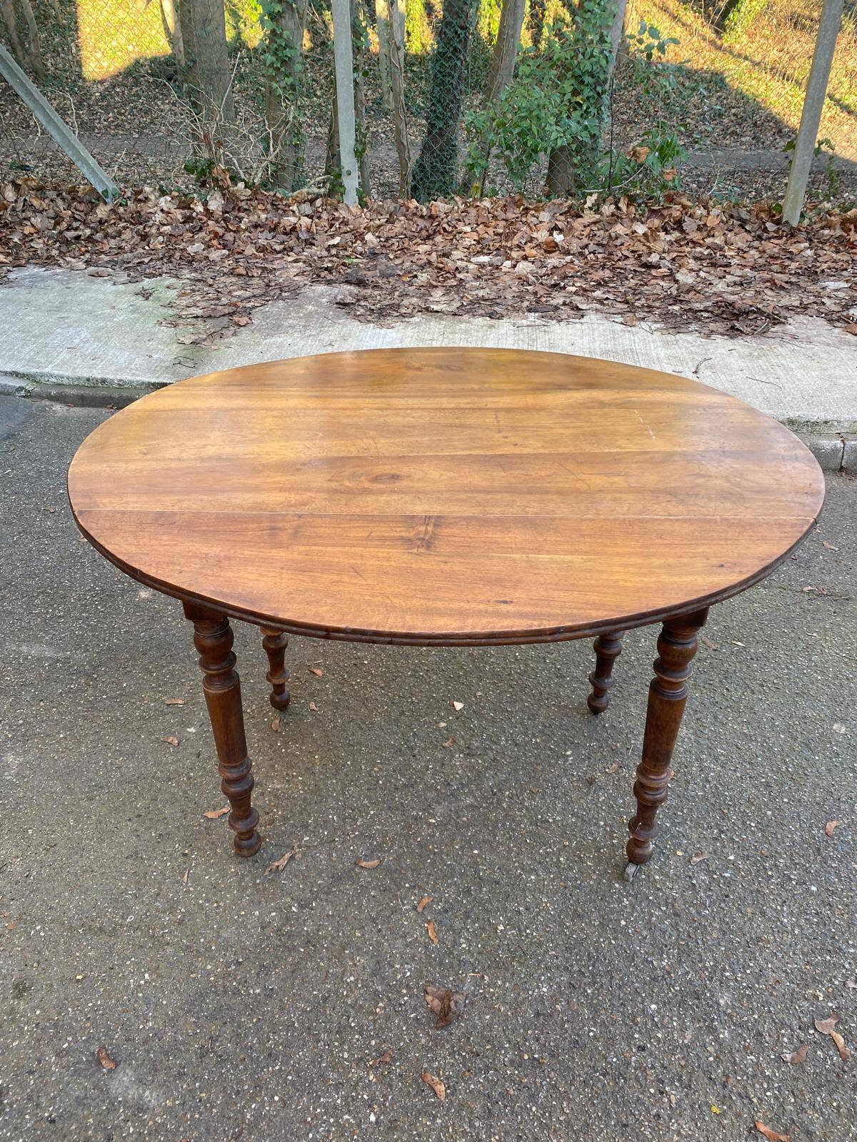 Oval extendable table with leaves Louis Philippe in solid wood, 19th century, with drawer.