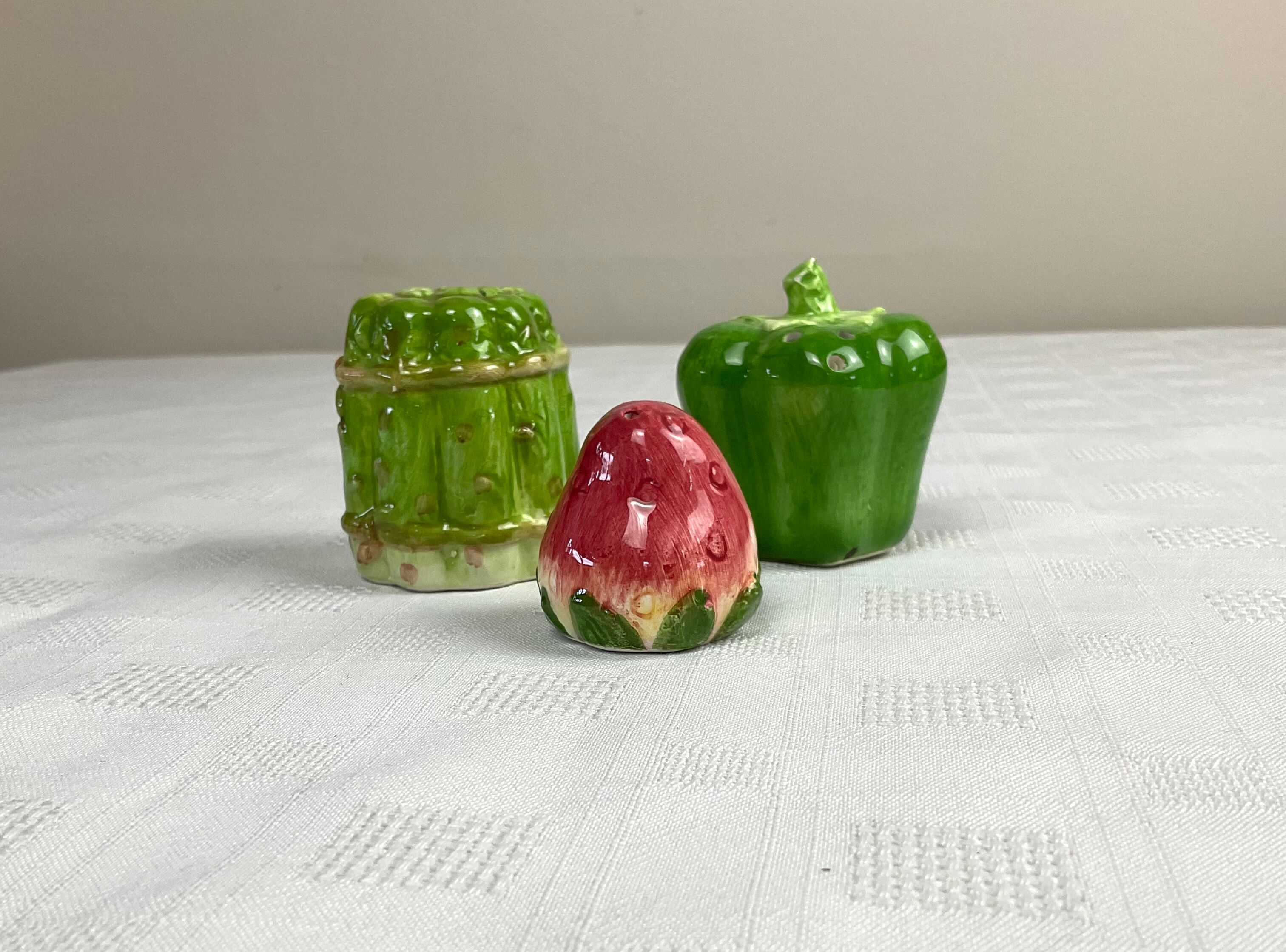 Salt shaker and pepper shaker