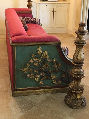 Canapé en bois sculpté, doré et laqué vert à décor de pampres de vignes, rinceaux et fleurettes
