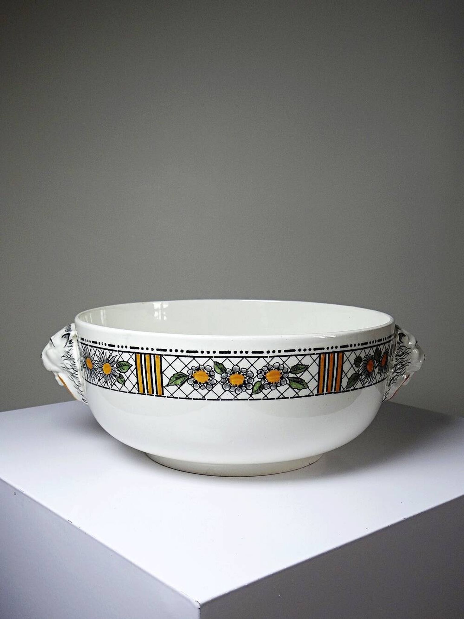 Saladier HB Choisy-le-Roi en terre de fer polychrome "Elisabeth", début XXème
