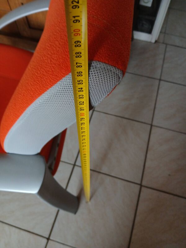 Fauteuil vintage tissus orange et métal gris. Confort.