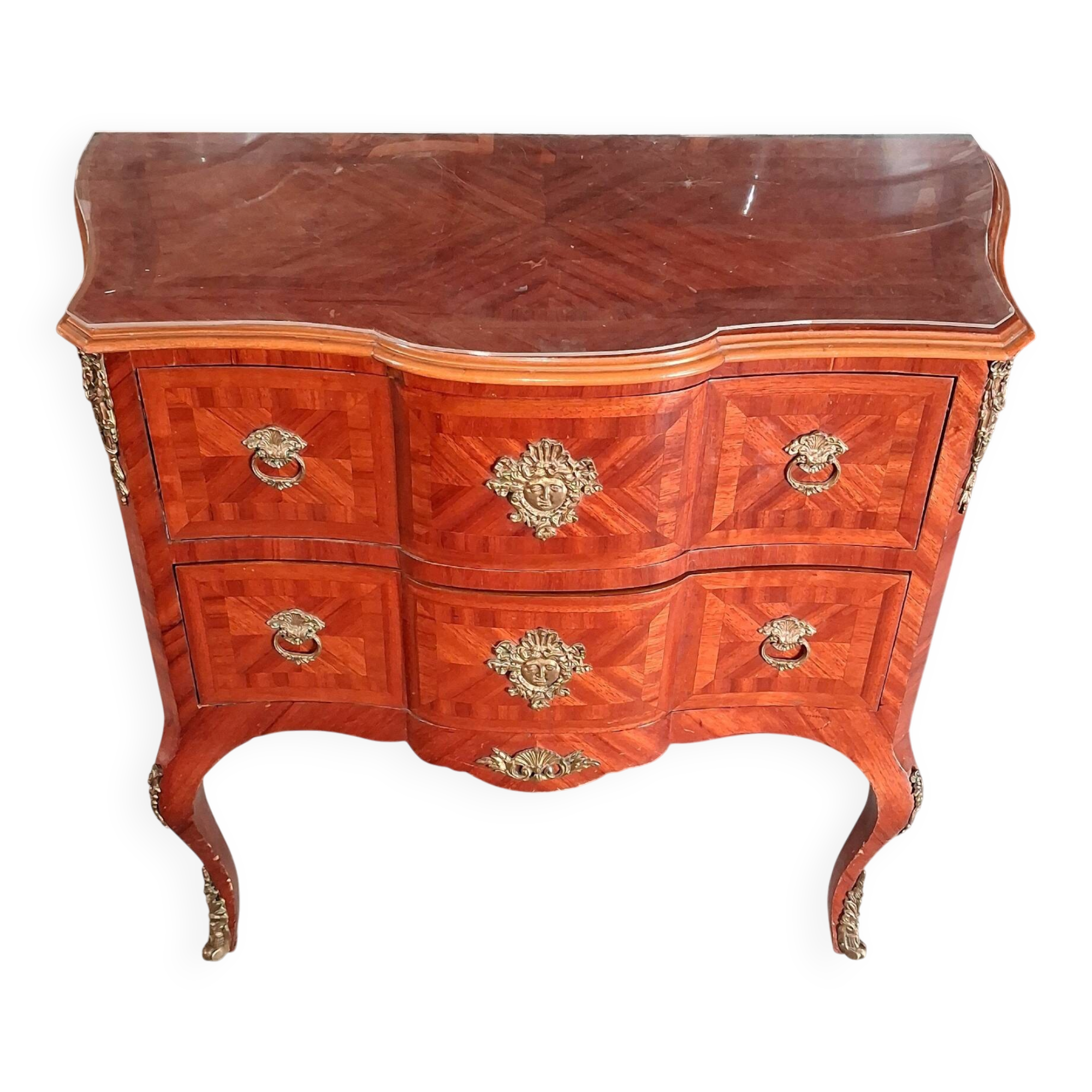 Commode sauteuse galbée de style Louis XV en marqueterie et bronzes dorés