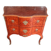 Commode sauteuse galbée de style Louis XV en marqueterie et bronzes dorés