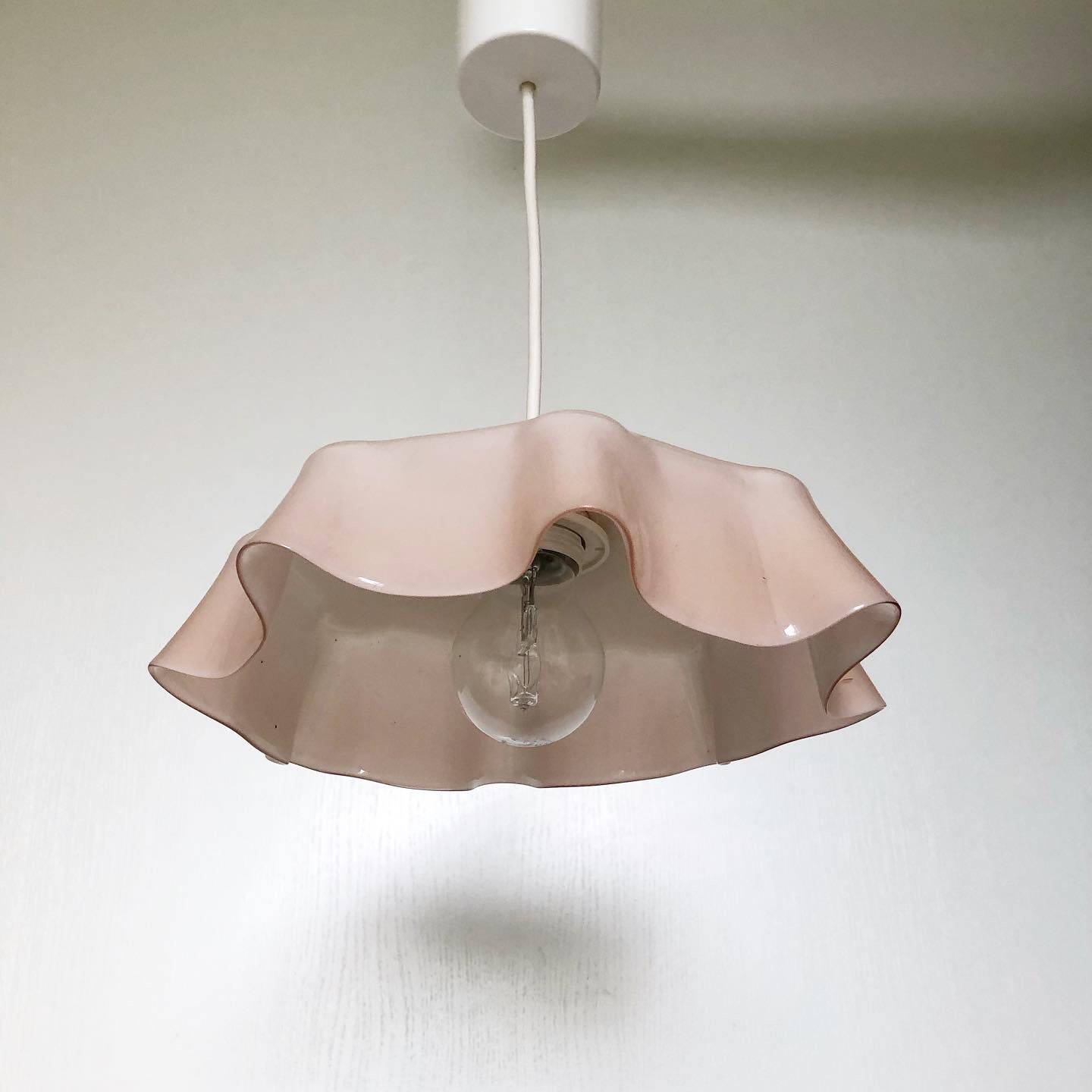 Suspension en opaline rose vintage