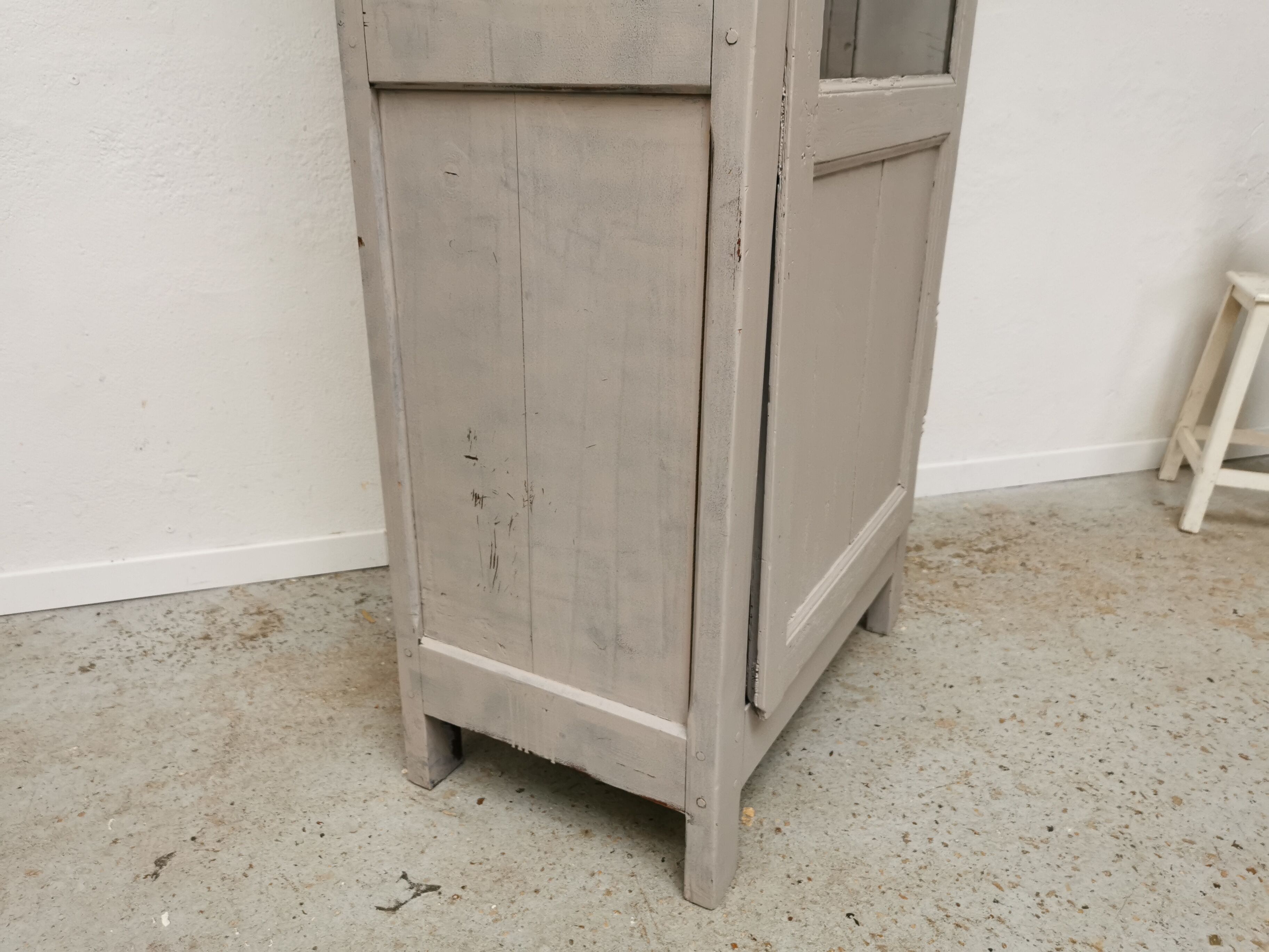 Armoire parisienne vitrée vintage