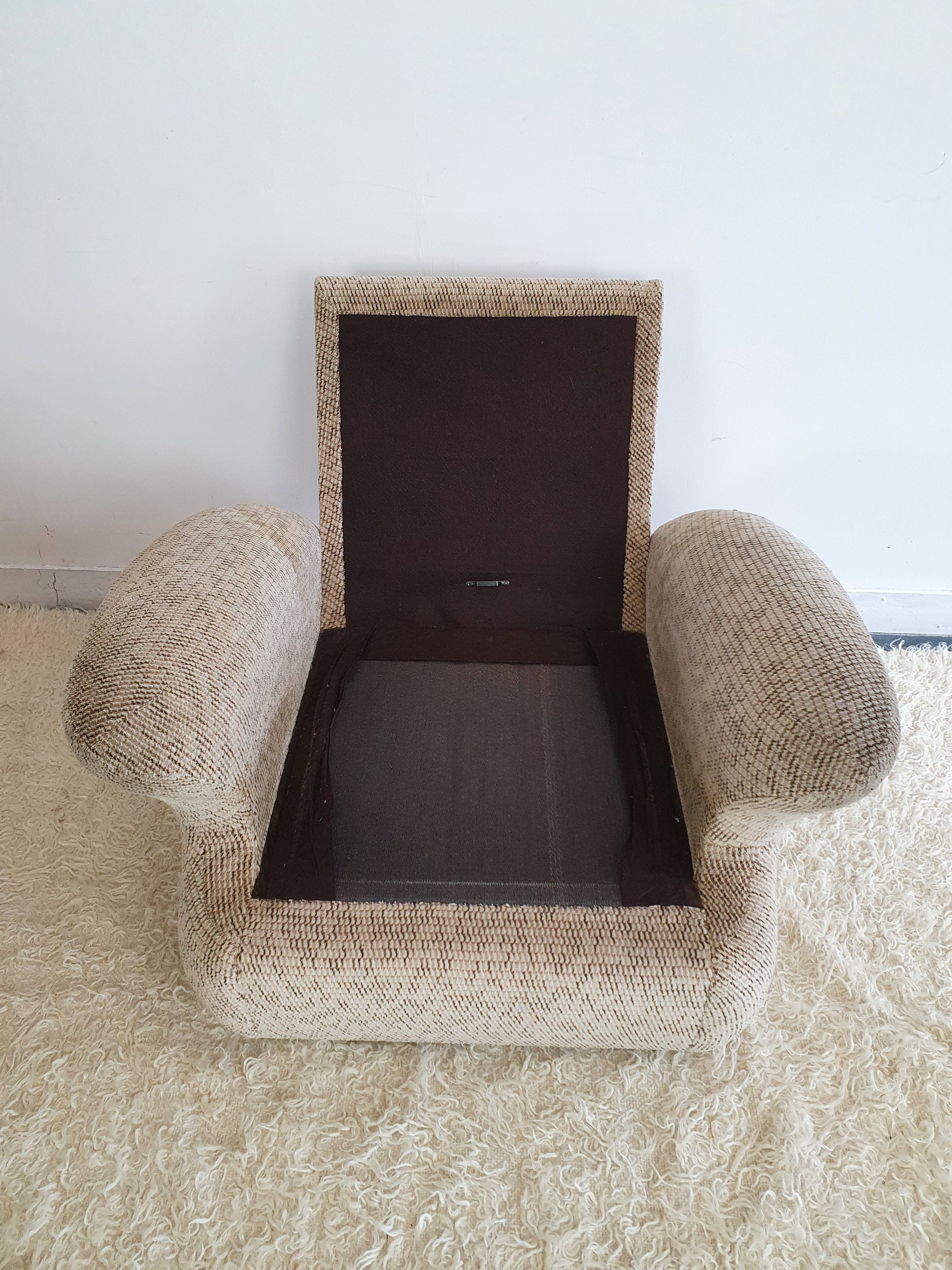 Vintage velvet armchair armrests fins