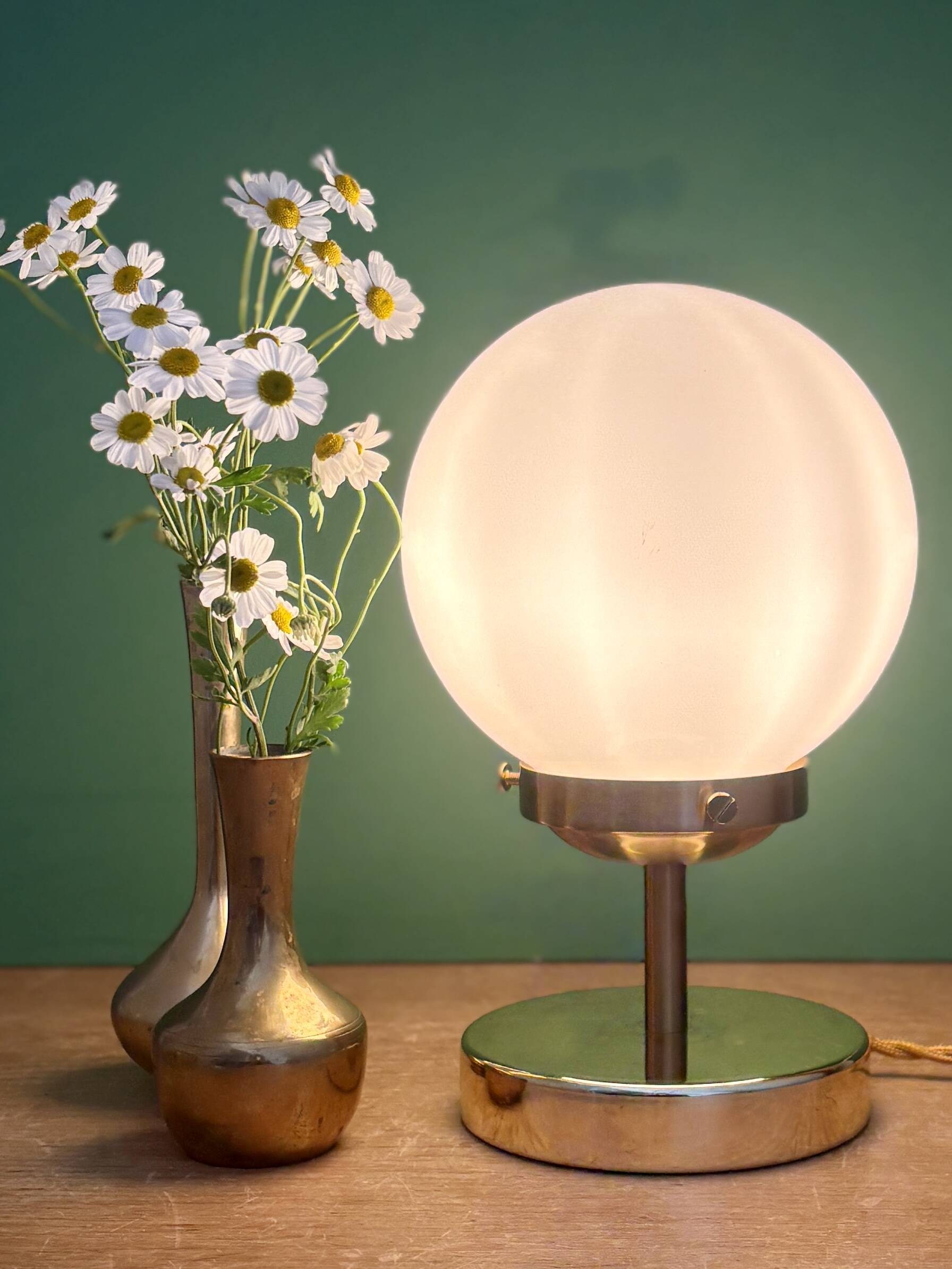 Vintage globe table lamp in white opaline.