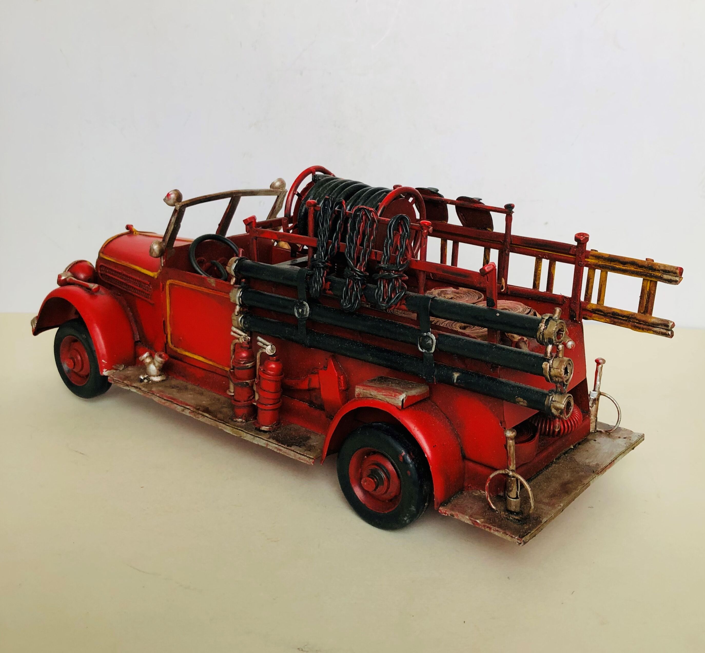 Camion de pompiers en tôle peinte