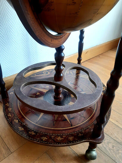 Vintage world map bar