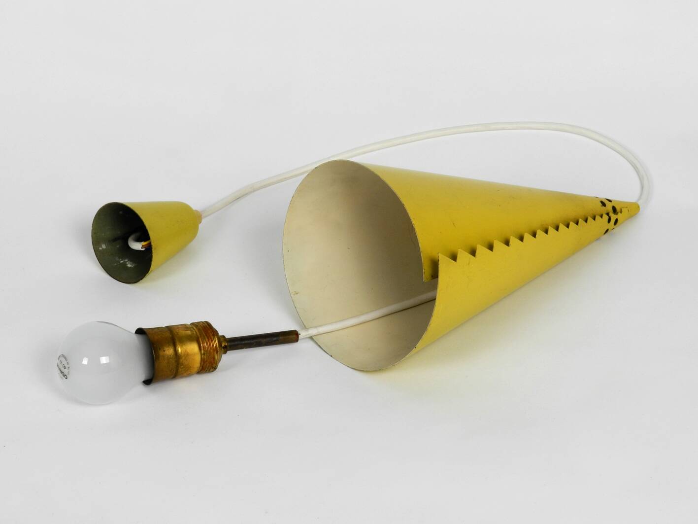 Suspension en forme de cône du milieu du siècle moderne en acier laminé jaune.