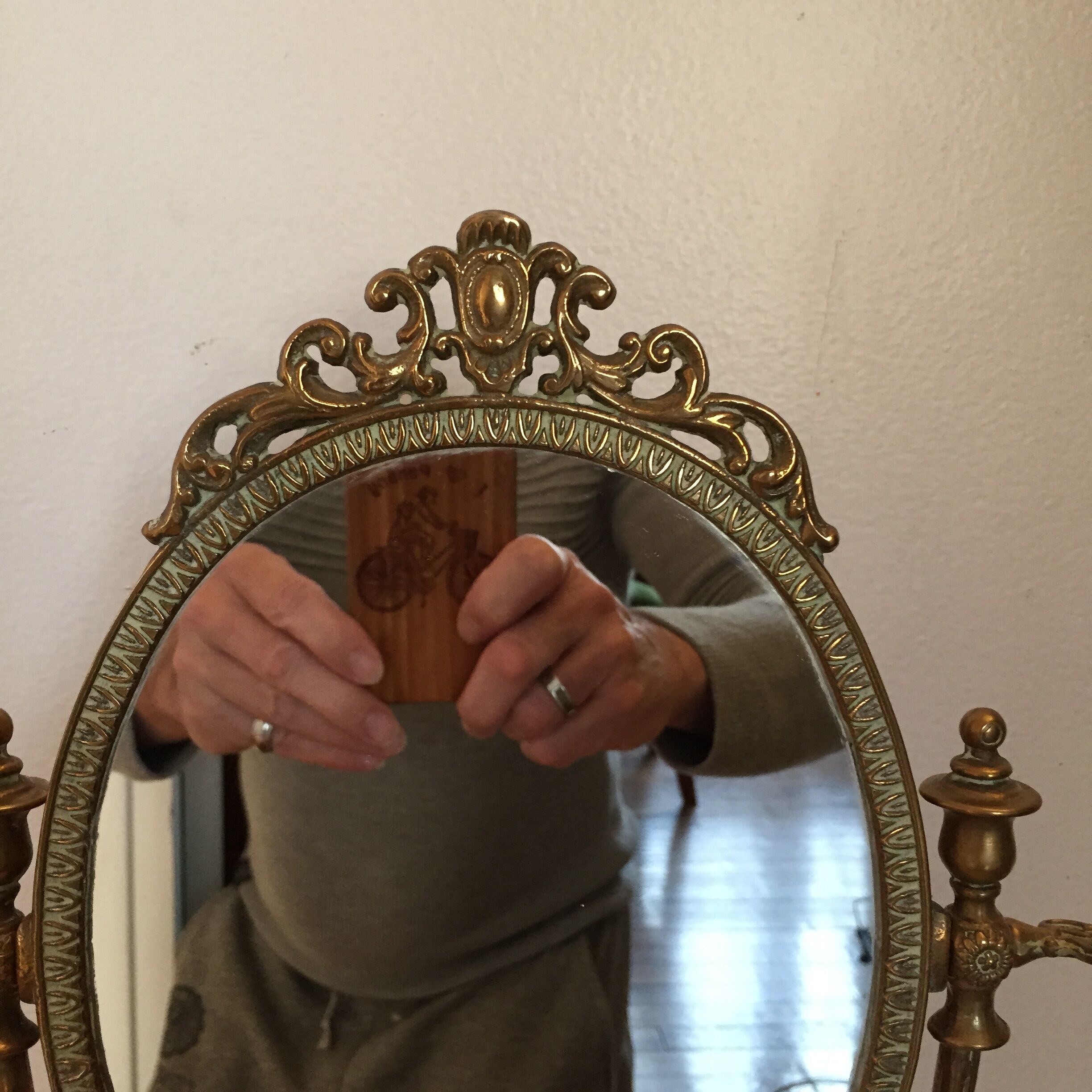 Oval mirror on stand 30x40cmg mirror