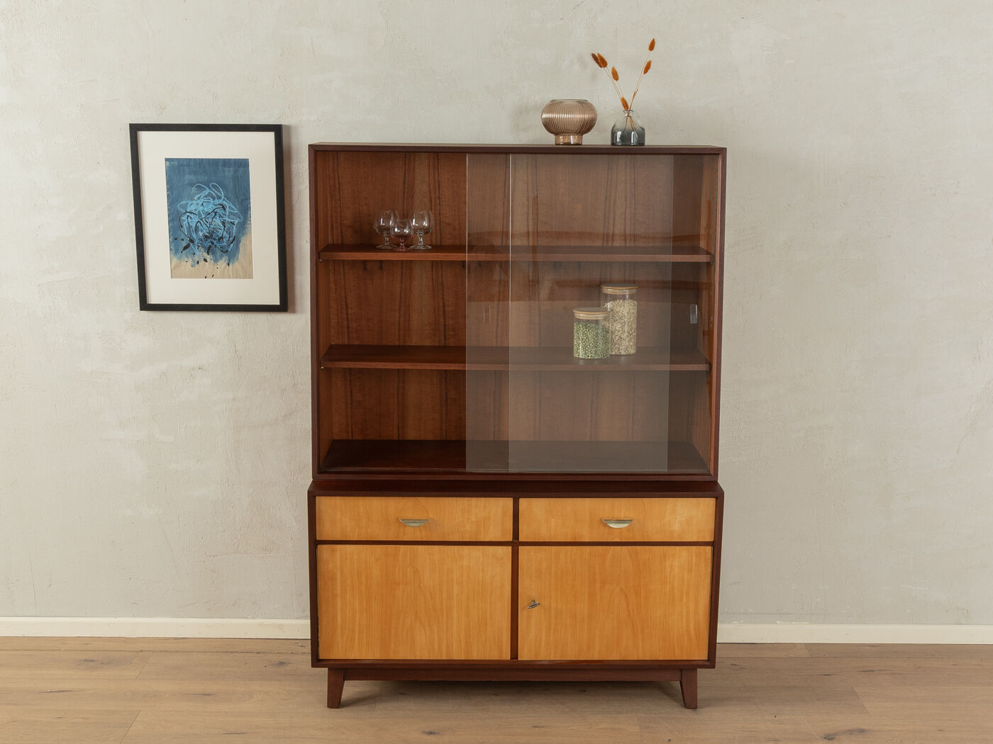 Display cabinet from the 1950s
