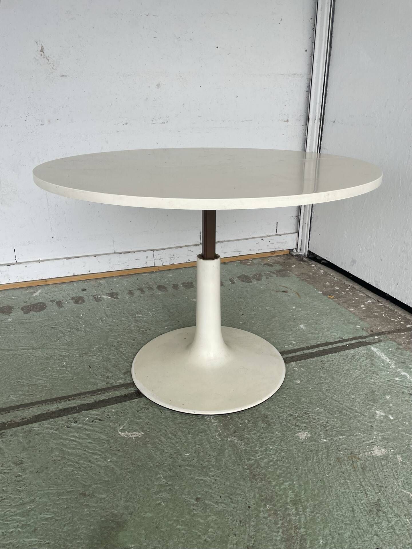 Modular tulip table JER