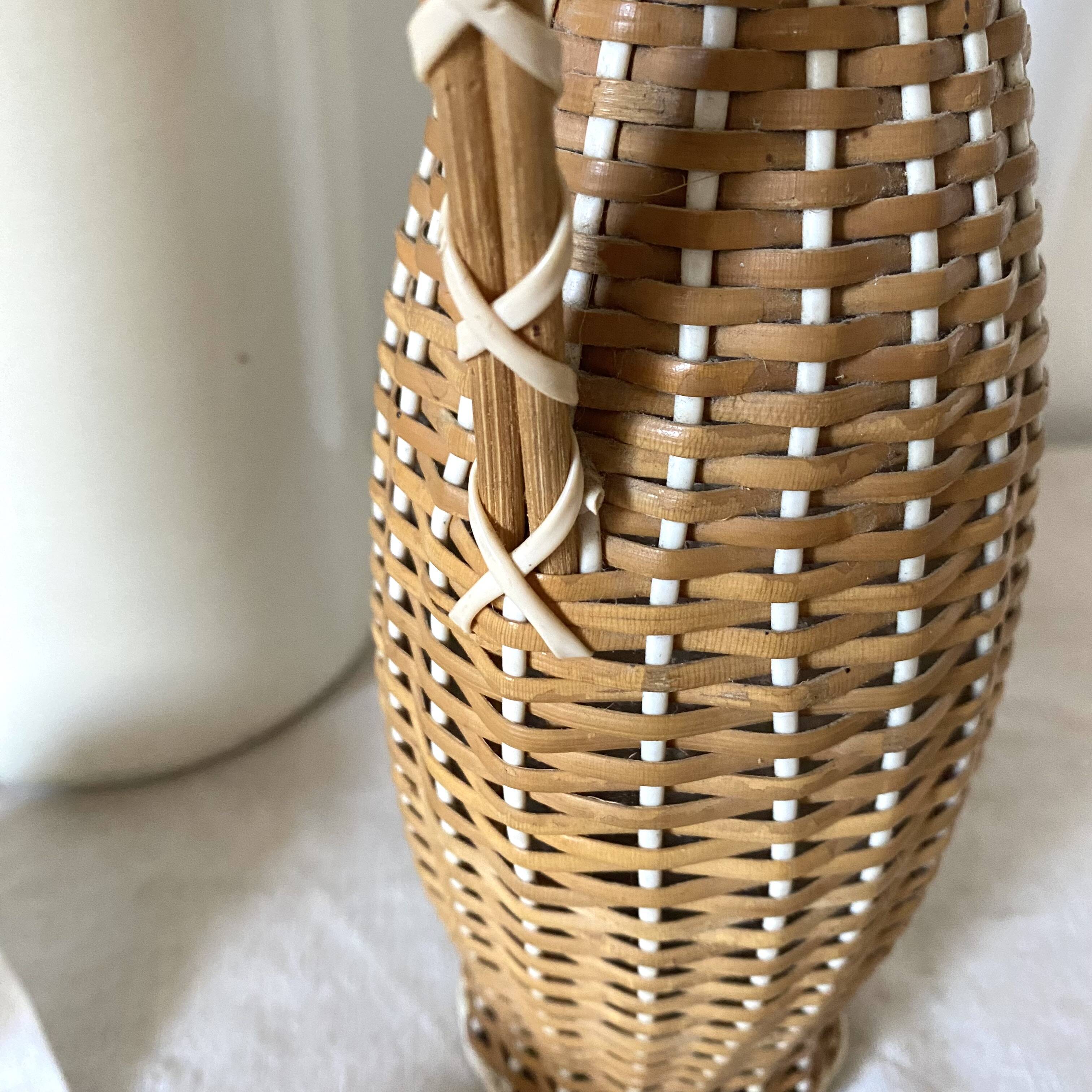 Rattan and scoubidou bottle