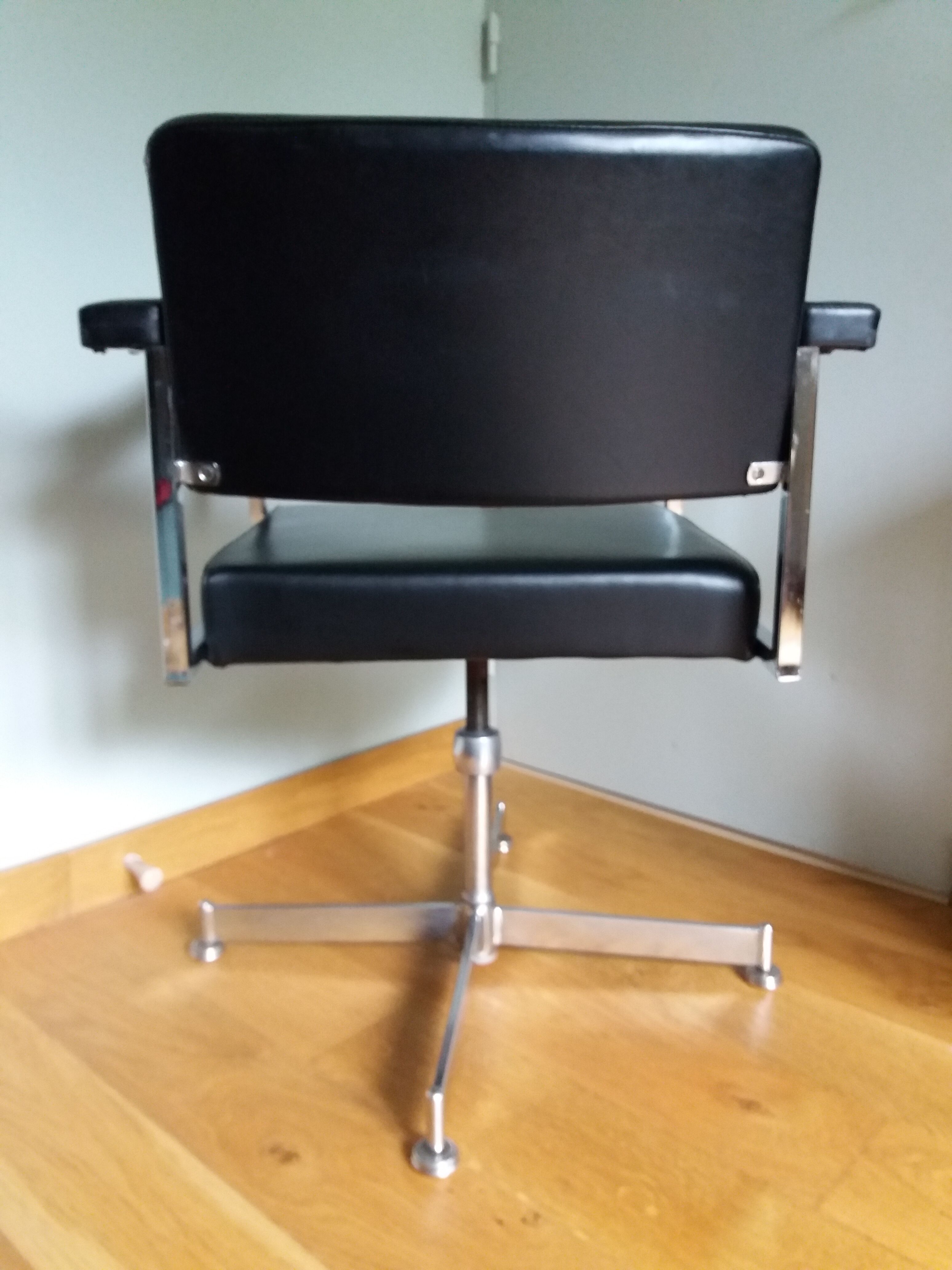 Swivel office chair Strafor with chrome metal and black faux leather.